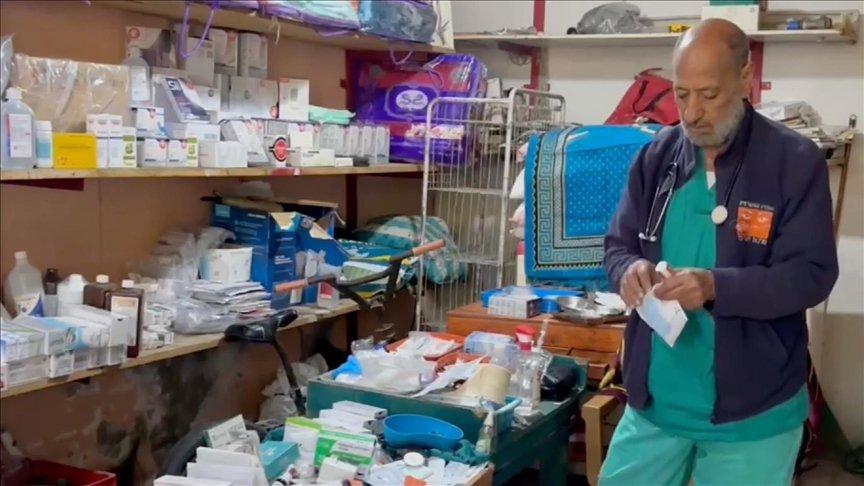 Gazze'de emekli hemşire kliniğe çevirdiği bakkalında ücretsiz sağlık hizmeti veriyor
