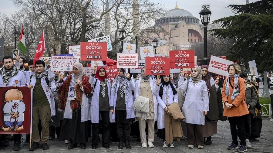 İstanbul'da sağlık çalışanlarından Gazze'ye saldırılara tepki için sessiz yürüyüş