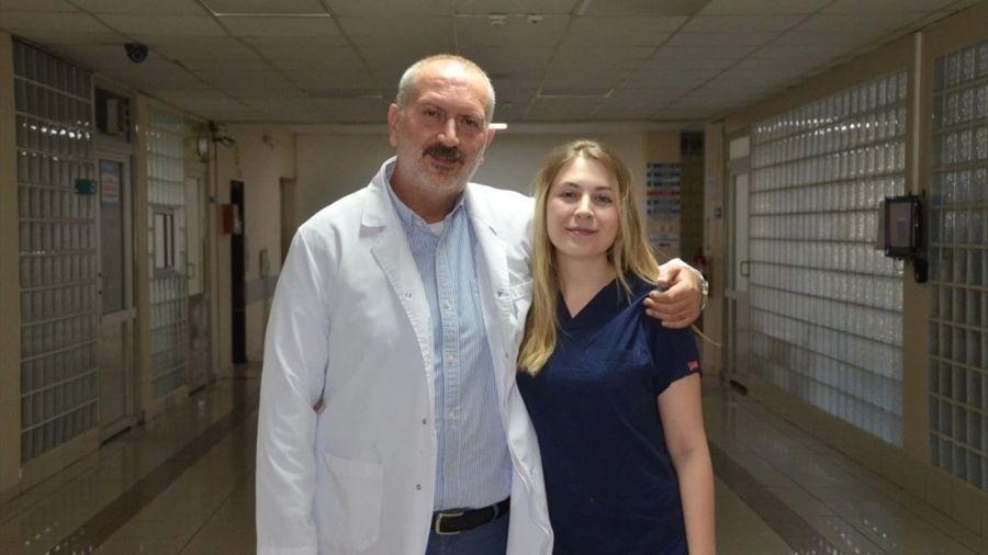 Genç hekim, beyin cerrahı babasıyla aynı hastanede görev yapıyor