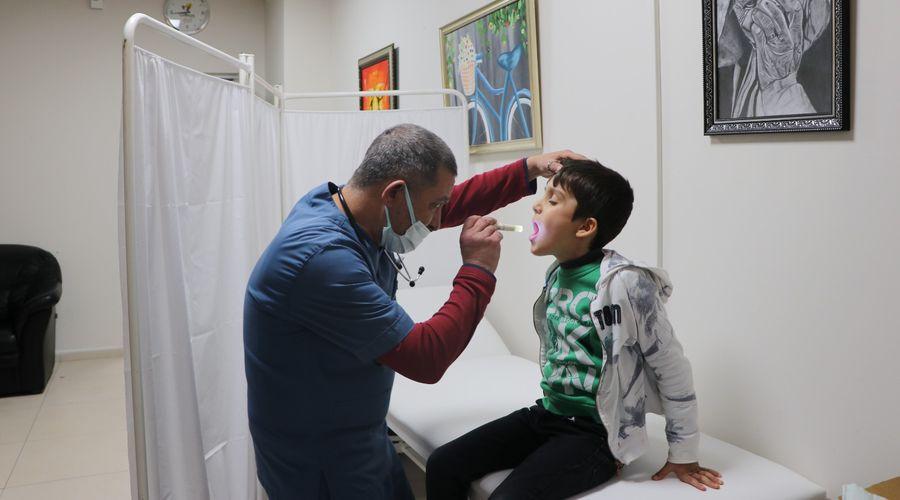 Gönüllü doktor ve hemşirelerden yurtlarda kalan depremzedelere sağlık hizmeti