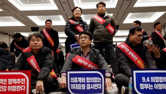 Güney Kore'de greve giden 4 bin 900 doktorun lisansı iptal ediliyor
