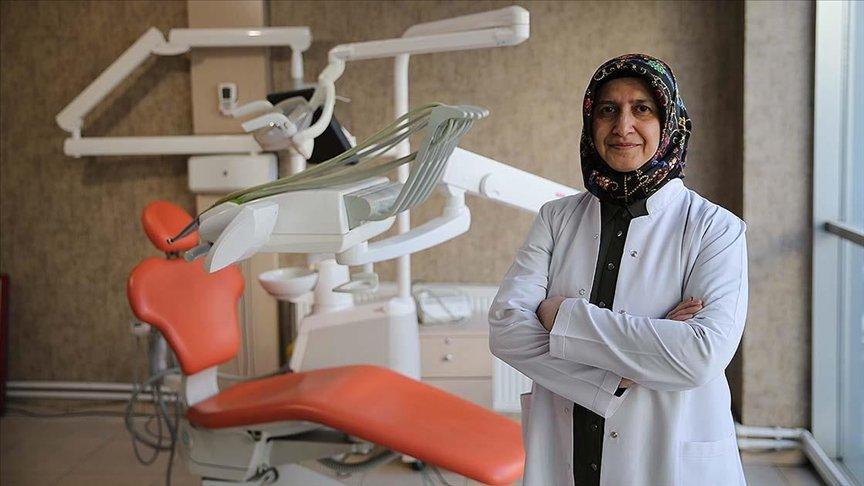 Başörtüsü nedeniyle atıldığı üniversitedeki görevine 20 yıl sonra döndü
