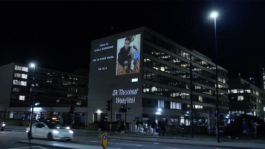 Londra'daki St. Thomas Hastanesi'nin duvarına Gazze'deki yaralı çocukların fotoğrafları yansıtıldı