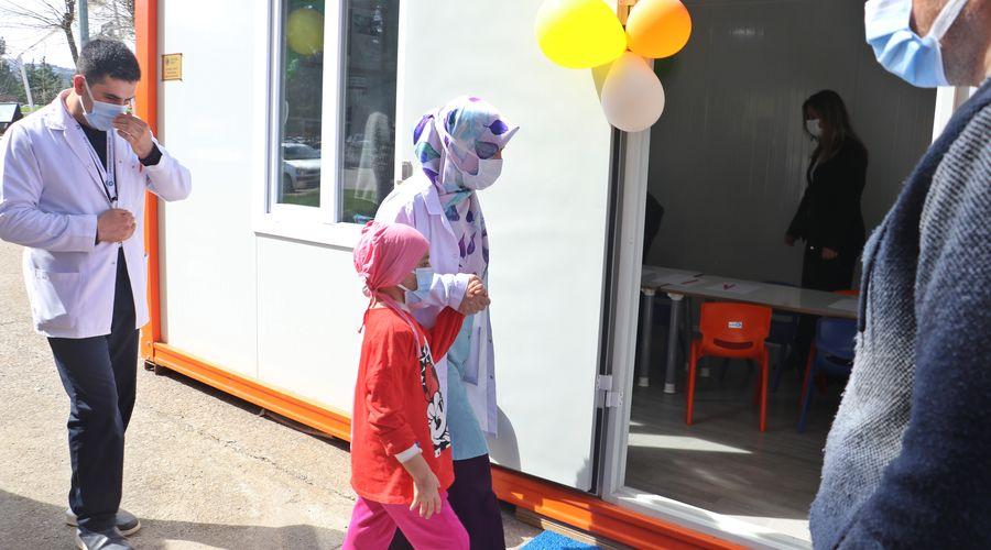 Hastane bahçesinde depremzede ve hasta çocuklar için konteyner sınıf