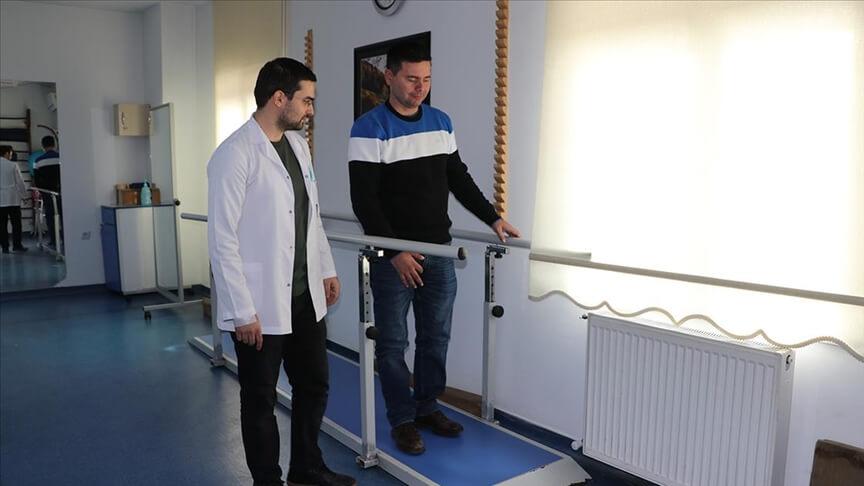 Tekerlekli sandalyede geldiği hastaneden yürüyerek çıktı