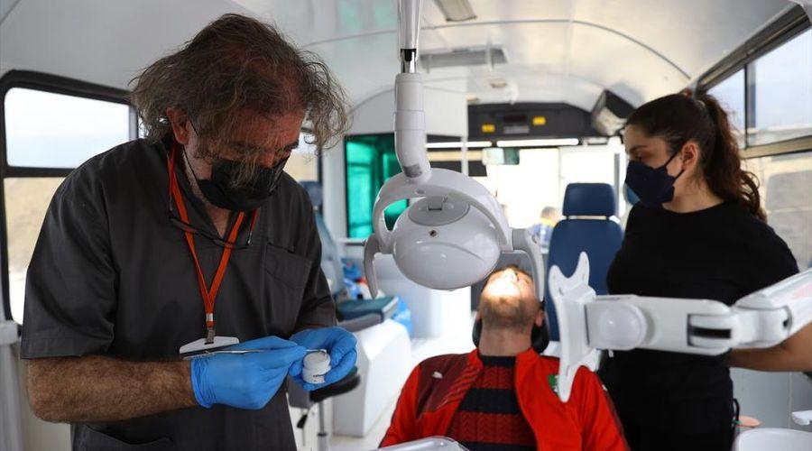 Hatay'da depremzedelere mobil otobüslerde diş tedavisi