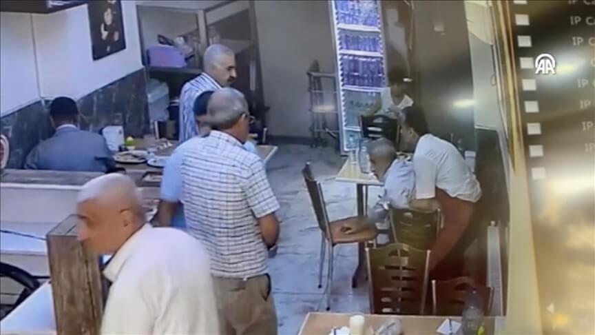 Soluk borusuna yemek kaçan müşterisini 'Heimlich' ile kurtardı