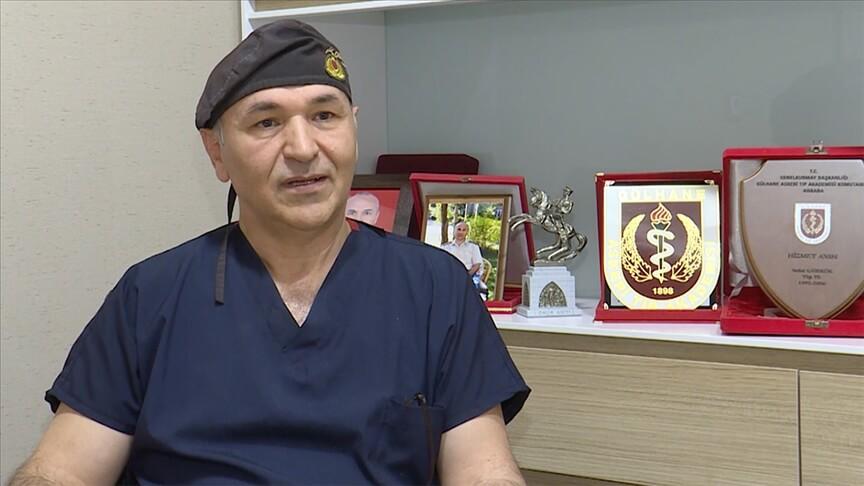 Depremzede çocuk kendisini enkazdan çıkaran hekimi sesinden tanıdı
