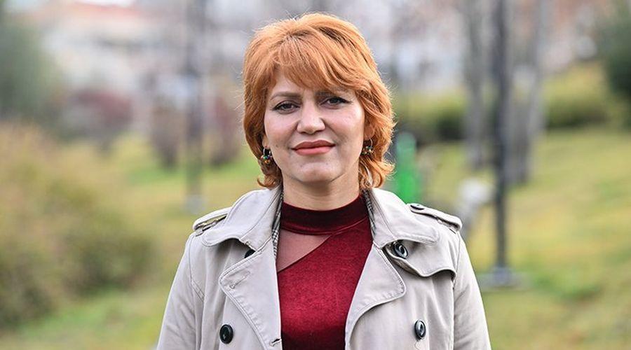 Sahipsiz köpeklerin saldırdığı hemşire canını arabanın önüne atlayarak kurtardı