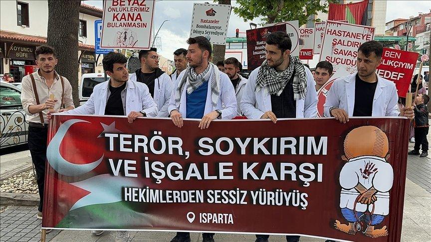 Isparta'da sağlık çalışanları Gazze için 'sessiz yürüyüş' düzenledi