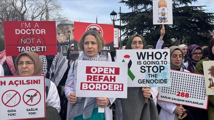 İstanbul'da doktorlar, Gazze'ye destek için sessiz yürüyüş düzenledi