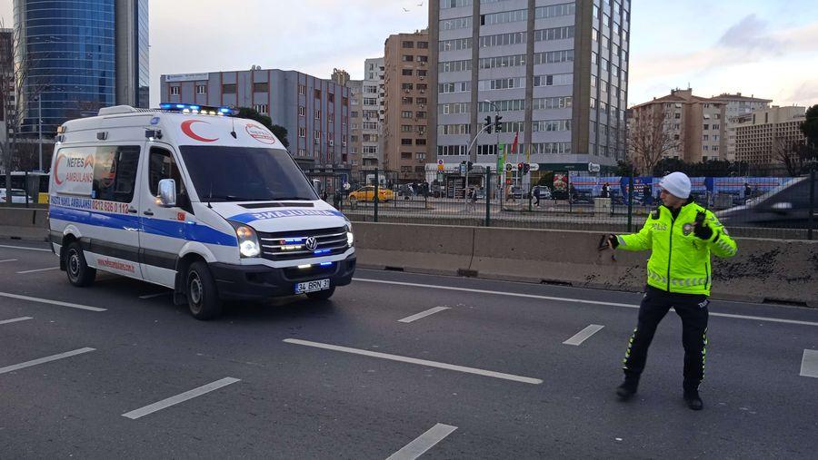 İstanbul'da çakar ve emniyet şeridi denetimi: İçinde hasta olmayan hasta nakil ambulansına ceza
