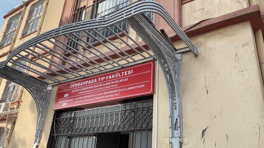 Dökülen beton, çatlak duvarlar... Çapa ve Cerrahpaşa'da endişelendiren görüntüler