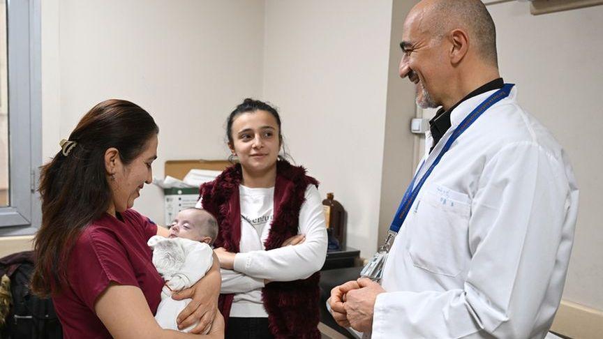 Bağırsakları dışarıda doğan bebek 90 günde 3 ameliyat geçirdi