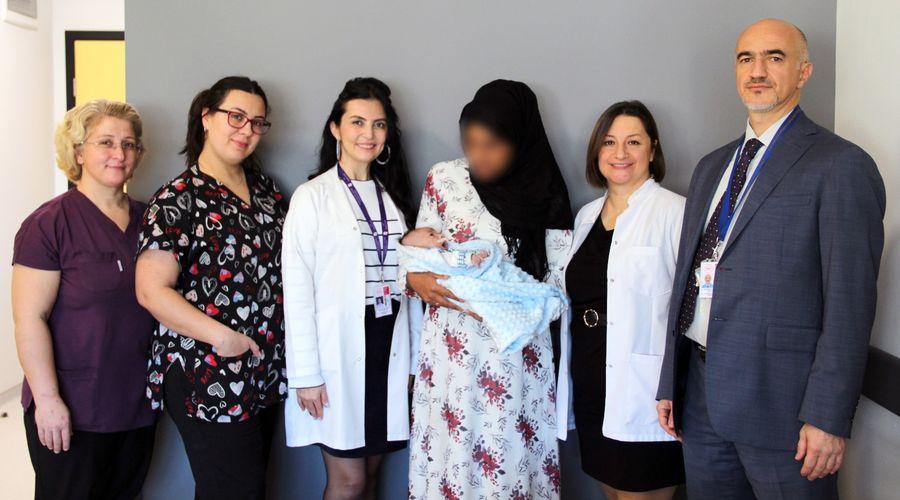 Doğumsal anomalilerle dünyaya gelen bebek İzmir'de sağlığına kavuştu