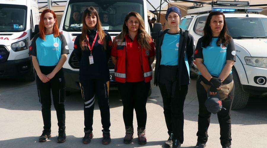 Kadın ambulans şoförleri, depremzedeler için seferber oldu