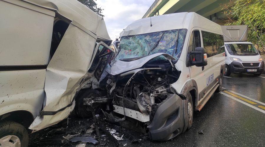 Panelvan, hastane personelinin olduğu servise çarptı: 8 yaralı