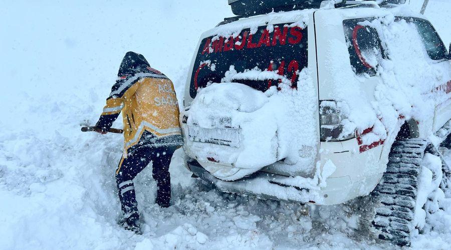 Ardahan'da kara saplanan paletli ambulans traktörle kurtarıldı