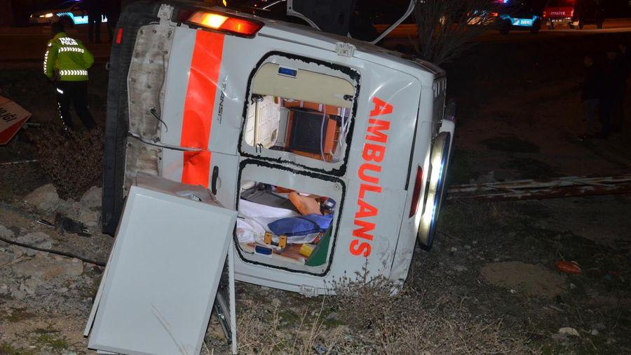 Karaman'da vakaya giden ambulans kaza yaptı: 5 yaralı