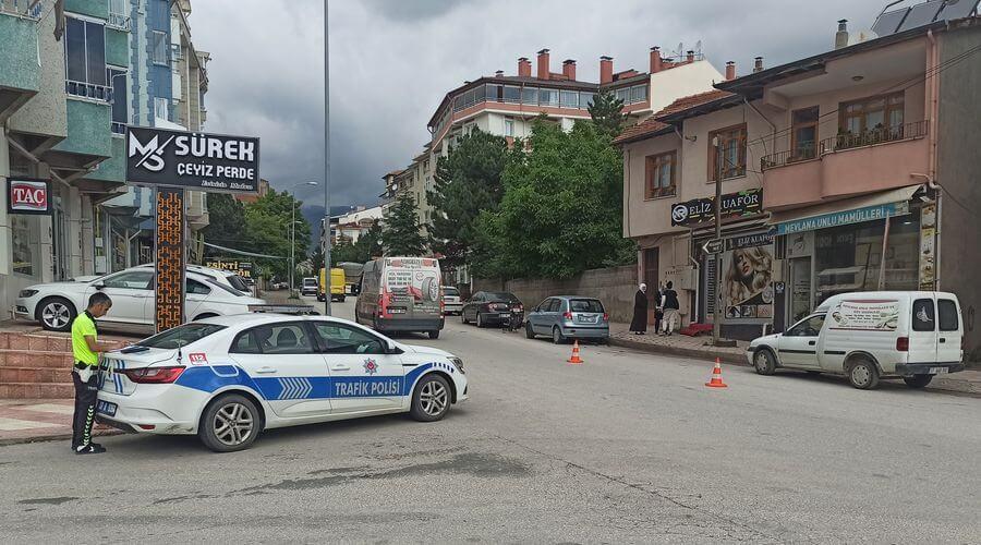 Motosiklet yolun karşısına geçmek isteyen doktora çarptı: 3 yaralı