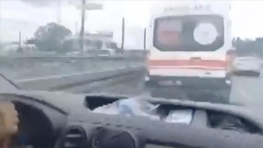 Sağlık Bakanı sürücüleri uyardı: Ambulansların peşine takılmayın