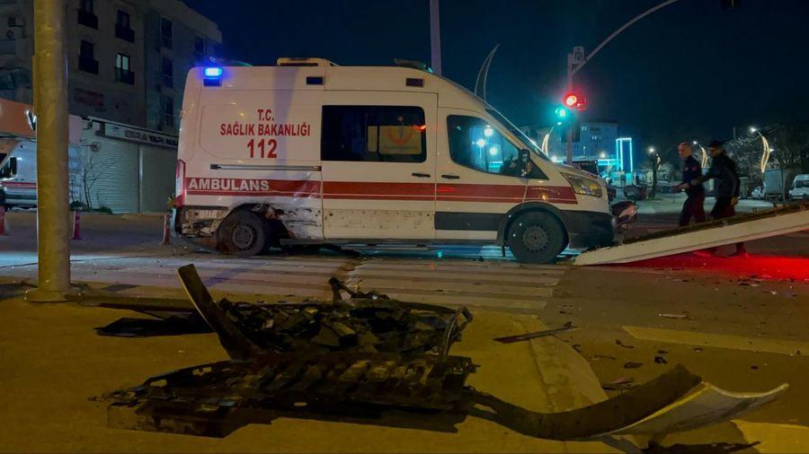 Kocaeli'de ambulansla otomobil çarpıştı: 3 sağlık çalışanı yaralı