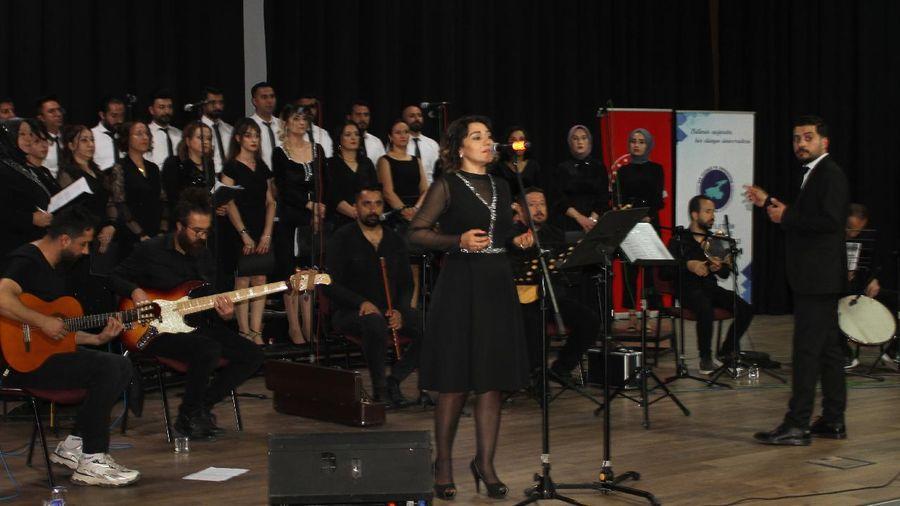 Van'da sağlık çalışanları, depremzedeler için türküler söyledi