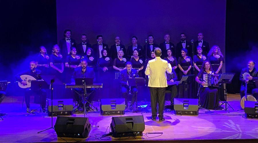Hekimler, pandemide hayatını kaybeden meslektaşlarının çocukları için sahne aldı