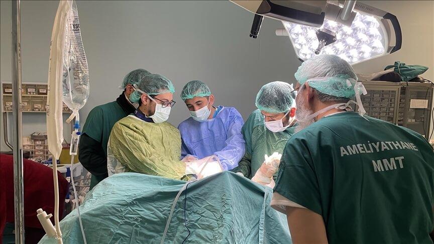Kuveyt’ten gelen sağlık ekibi depremzedeleri ameliyat ediyor