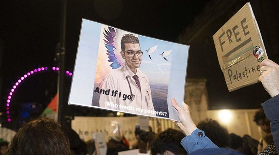 Londra'da sağlık çalışanları, Gazze'de öldürülen meslektaşlarını andı