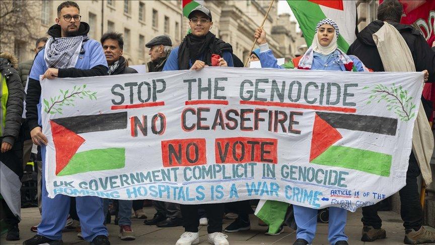 Londra'da sağlık çalışanları, Gazze'de öldürülen meslektaşları için yürüdü