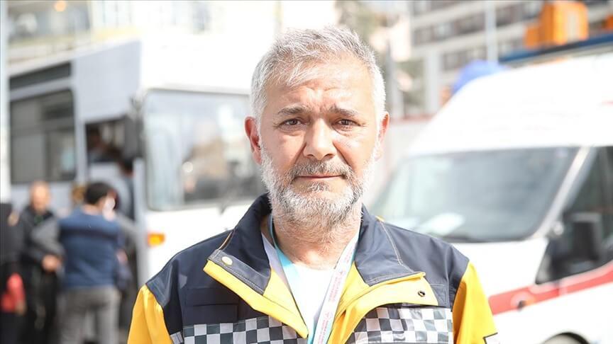 Depremde kaybettiği anne babasını defnedip hastaların yardıma koştu
