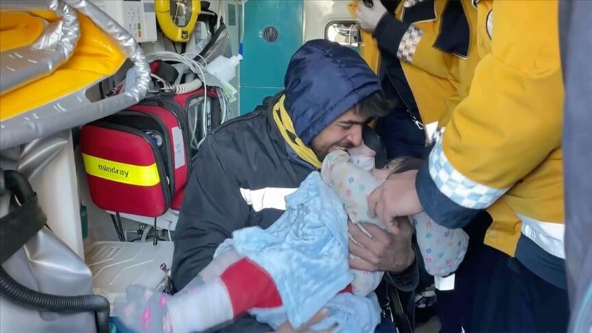 1,5 yaşındaki Masal depremden 55 saat sonra enkazdan çıkarıldı