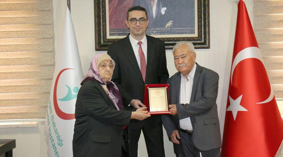 Yaşlı çiftten hastane için 375 bin liralık bağış