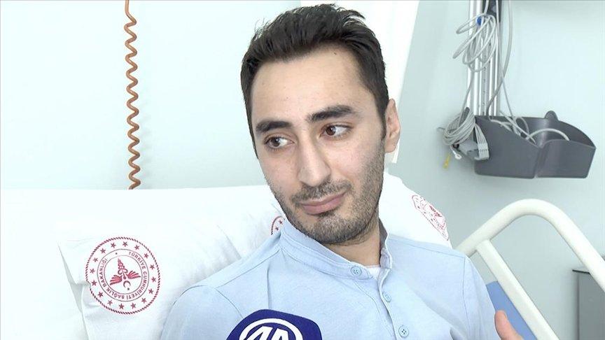 Kalbi sağda atan genç takılan 'yapay kalbiyle' yaşamını sürdürüyor