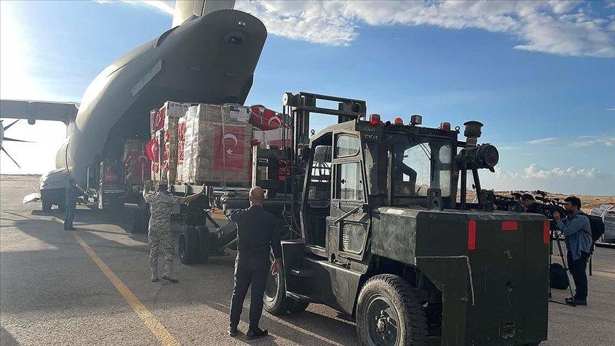 Gazze'ye sağlık personeli ve tıbbi malzeme taşıyan askeri uçak Mısır'a indi