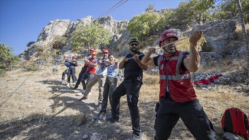 Tunceli'de doktordan hemşireye 125 gönüllü arama kurtarma eğitiminde