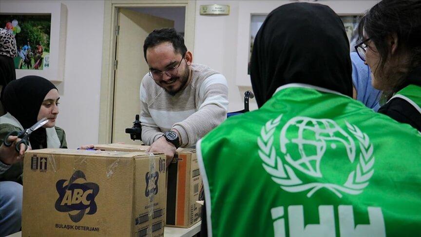 Kas hastası genç veteriner hekim depremzedelere 'gönülden' yardım ediyor