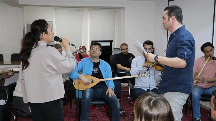 Doktor ve sağlık çalışanları iş yorgunluğunu müzikle atıyor