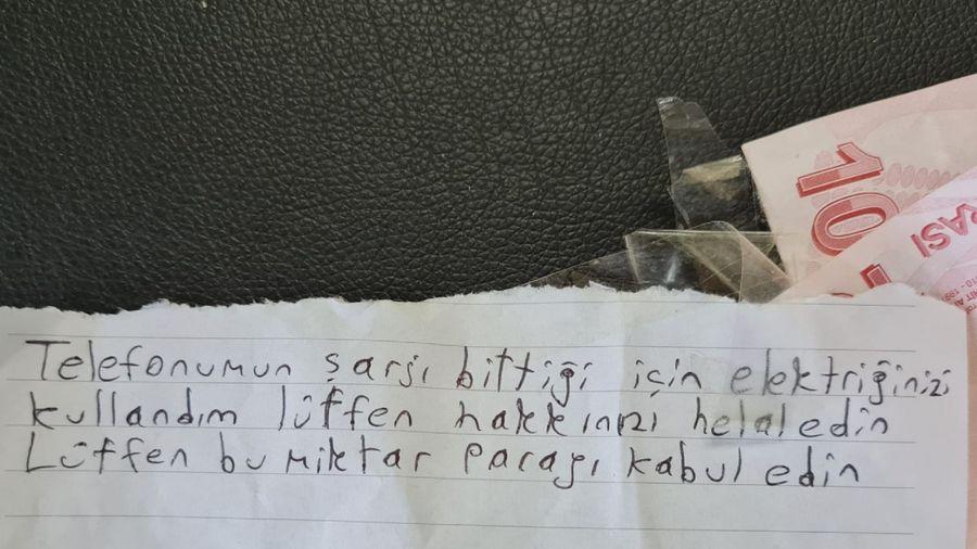 Telefonunu hastanede şarj etti, elektrik parasını bırakıp helallik istedi