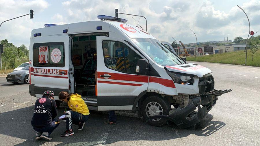 Tekirdağ'da ambulansla otomobil çarpıştı: 2 sağlık personeli yaralı