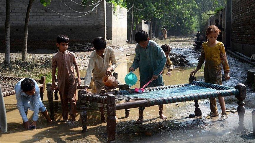 Pakistan'da salgın alarmı: Son 10 günde 36 çocuk öldü