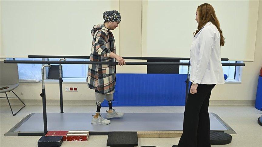 Protezleriyle ayağa kalkan Songül 'sağlık çalışanı' olmak için kolları sıvadı