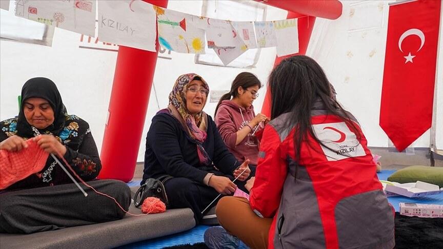 Psikologlar el işi atölyeleriyle 'depremin izlerini' silmeye çalışıyor