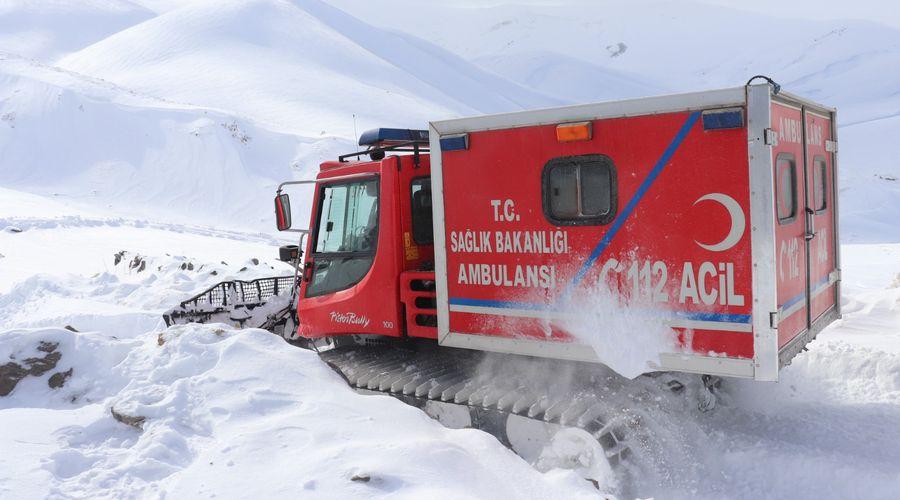 Ağrı'da rahatsızlanan 4 kardeş, paletli ambulansla hastaneye götürüldü