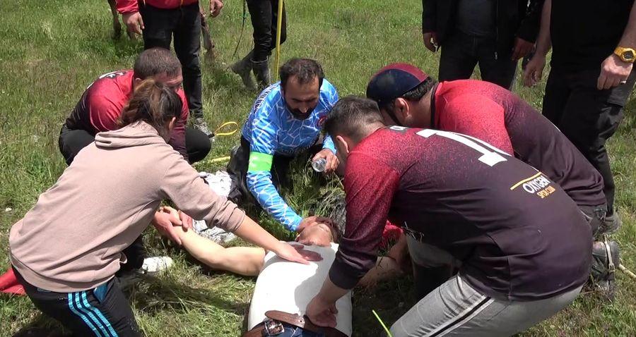 Rahatsızlanıp atından düşen ciritçiye, müsabakayı izleyen doktor müdahale etti