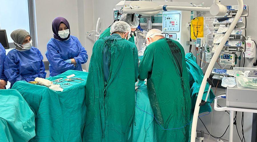 Kalp hastası ikiz bebeklerin ameliyatı için İstanbul'dan Rize'ye gittiler