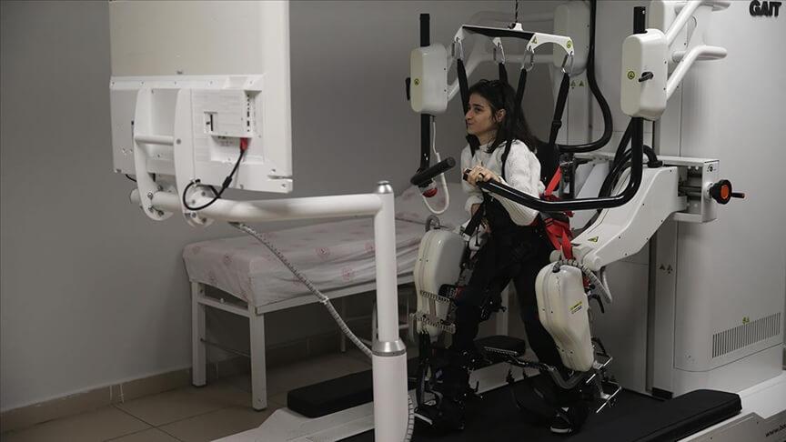 Robotik tedavi ile 21 yıl sonra yeniden adım attı