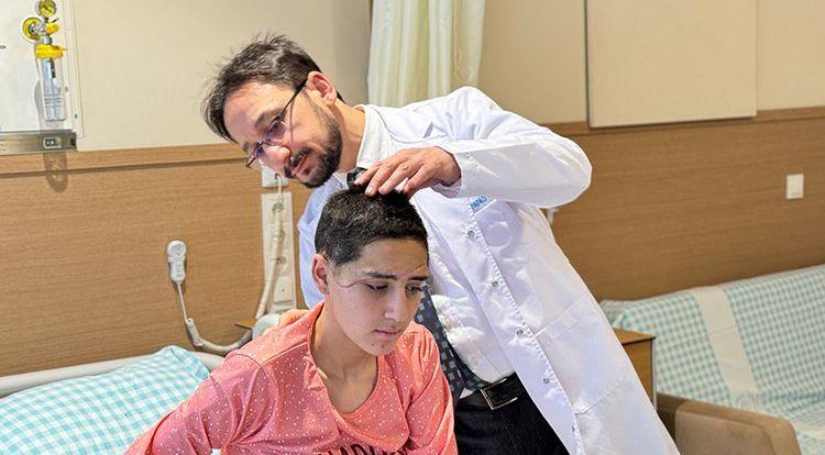 Genç kızın kopan saçlı derisi 8 saatlik operasyonla yerine dikildi