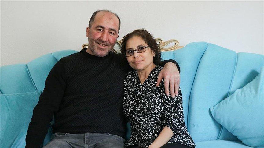 Evlilik yıl dönümünde sağlık çalışanı eşinin böbreğiyle hayata tutundu